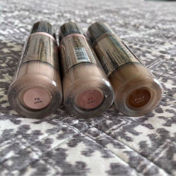 Makeup Revolution Conceal & Glow Illuminating Foundation F6 F7 F14.2 - Picture 3 of 3
